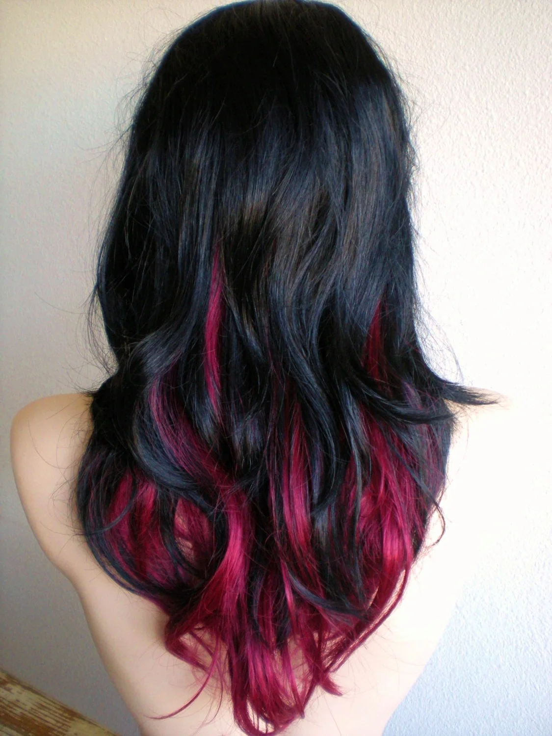 Черные волосы с розовыми прядями
