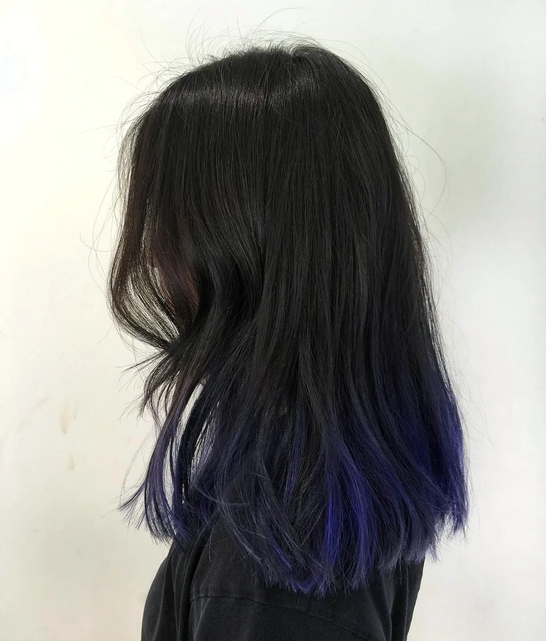 Чёрные волосы с синими кончиками