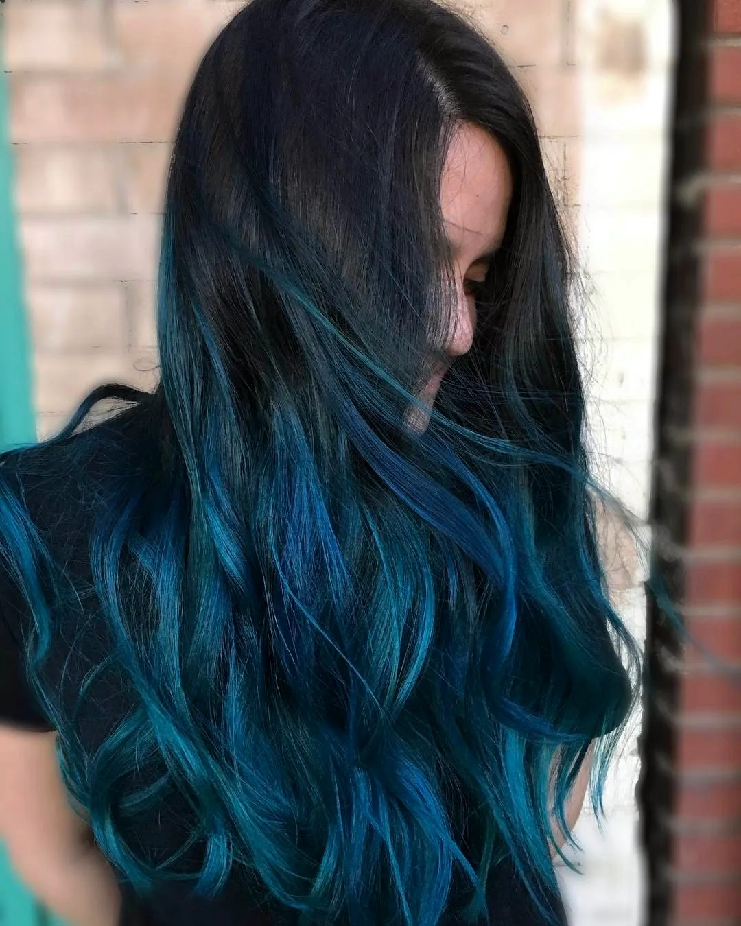 Черные волосы с синими концами