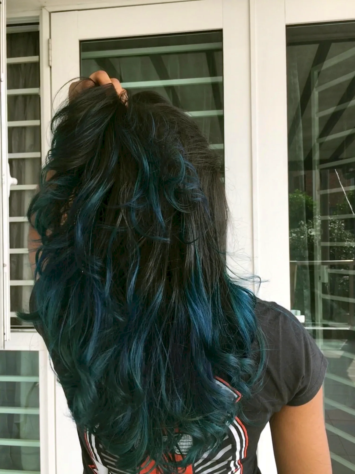 Чёрные волосы с синими прядами