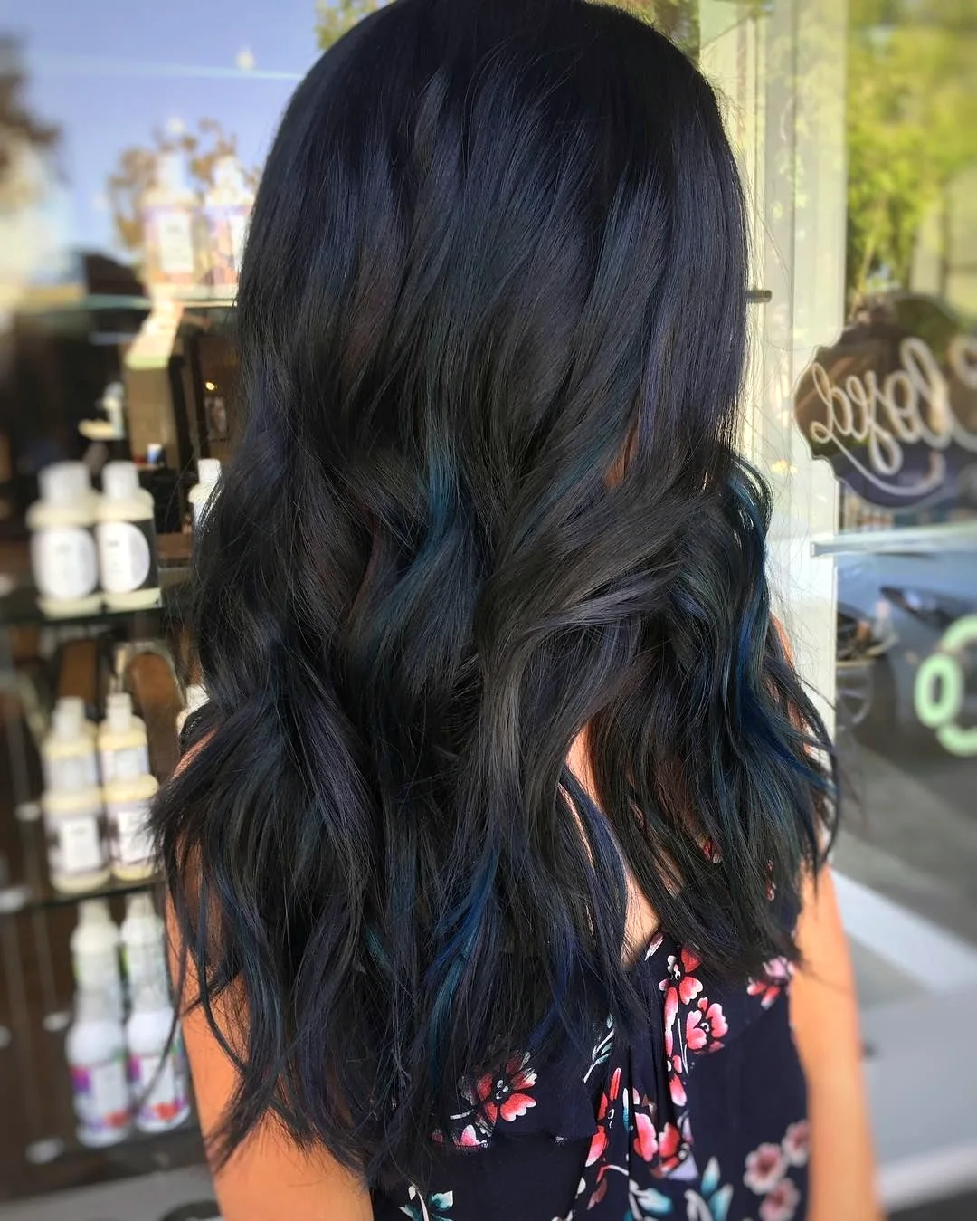 Чёрные волосы с синими прядями на длинные