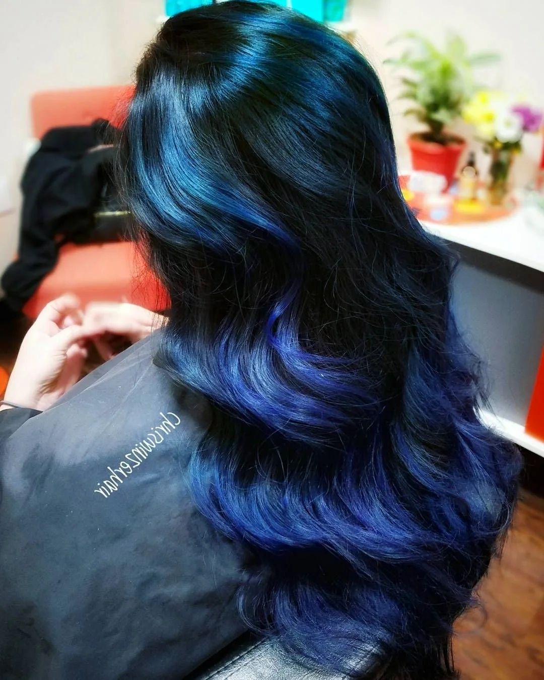 Черные волосы с темно синими прядями