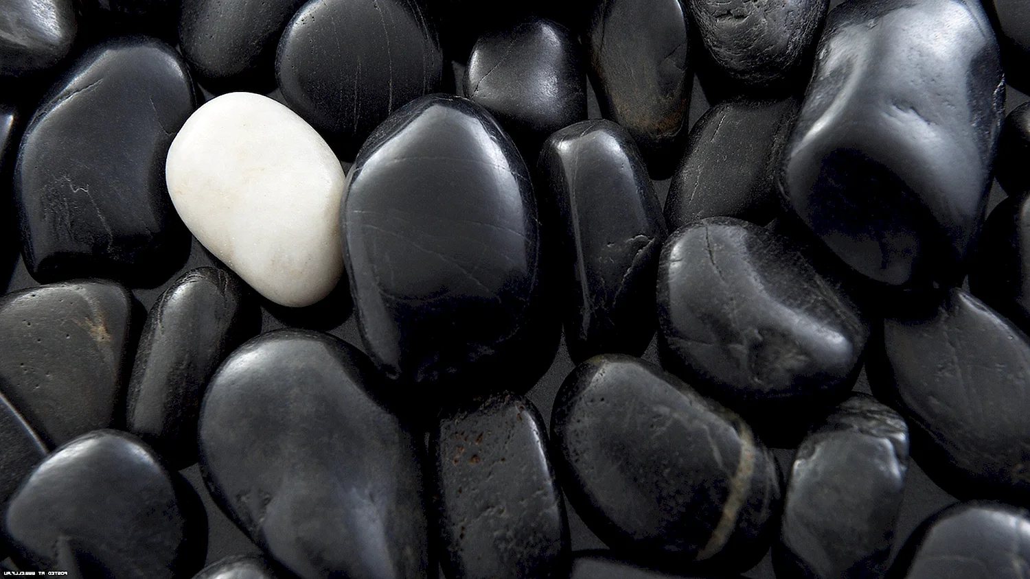 Черный полудрагоценный камень