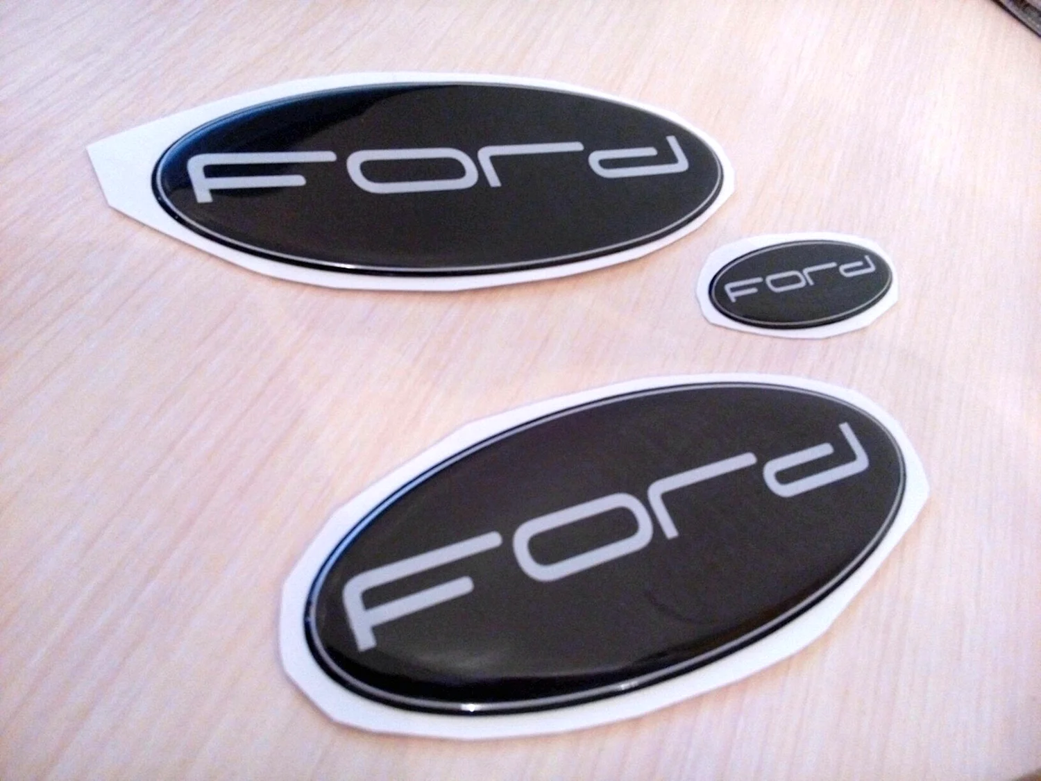 Черный значок Ford Focus 2