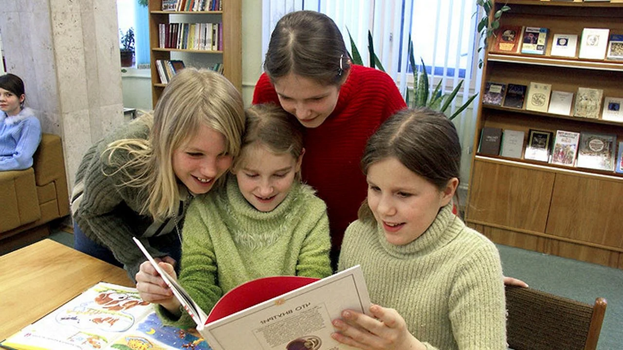 Чтение детей в библиотеке