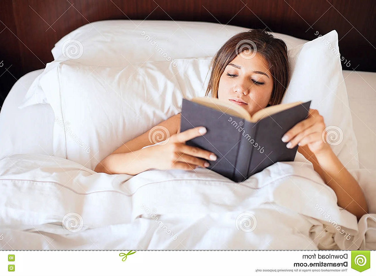 Чтение книги лежа в кровати