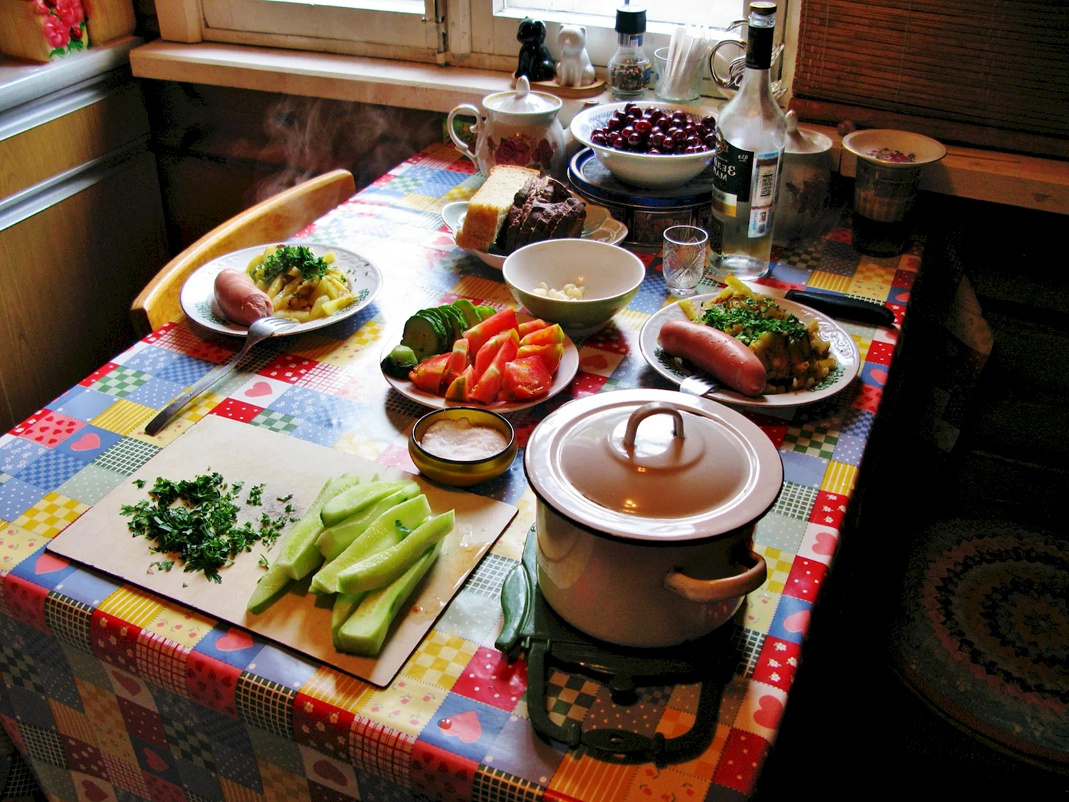 Дачный стол с едой