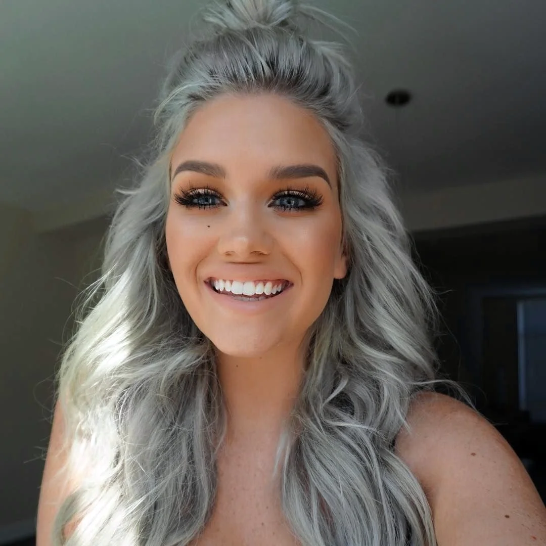 Дафна Хикс Grey hair