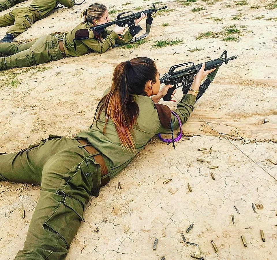 Стоковые фотографии по запросу Девушка военная