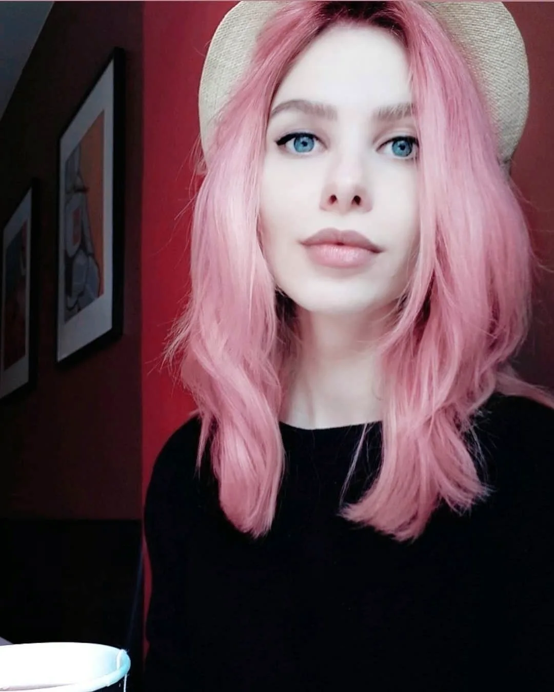 Даша Каплан с розовыми волосами