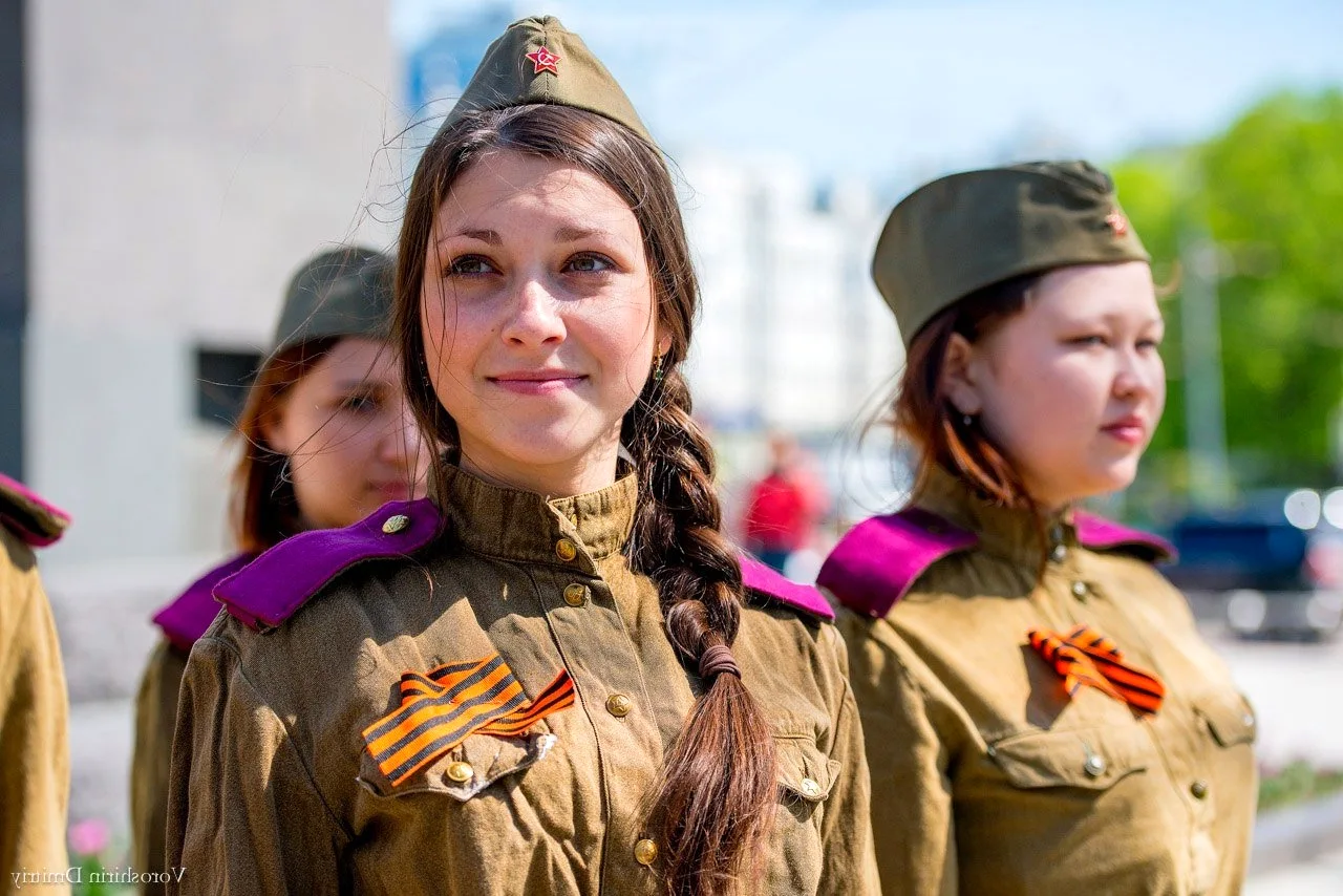 Под пилоткой. Прически военных лет. Женщины в военной форме. Девочка в военной форме. Девочка в солдатской форме день Победы.