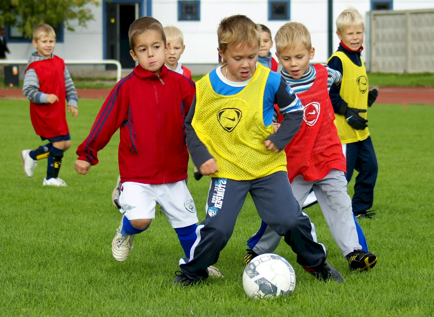 Дети играющие в футбол