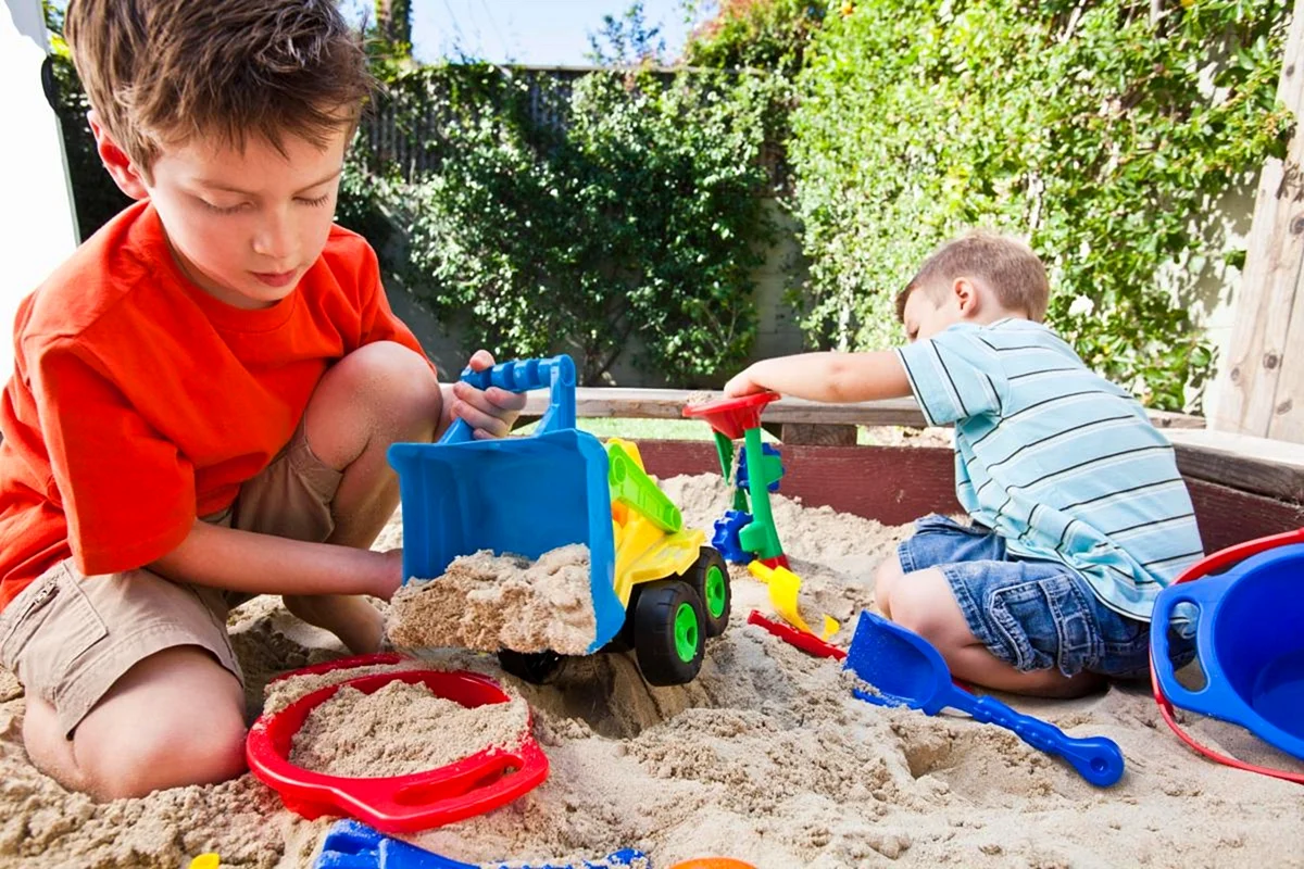 Дети играющие в песочнице