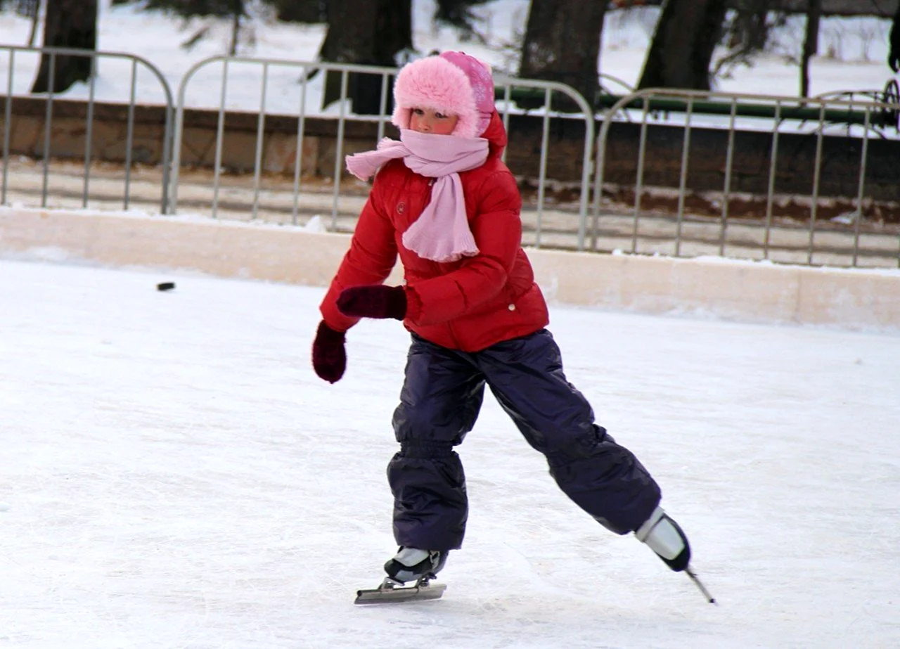 Дети катаются на коньках