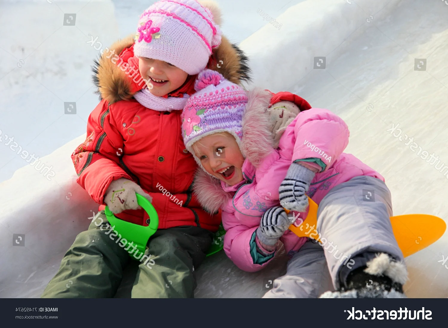 Дети катаются на ледянках
