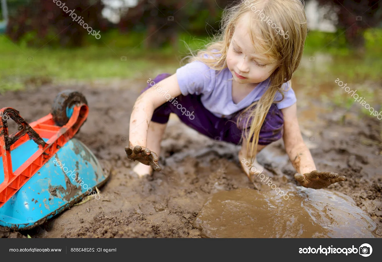 Дети копают землю