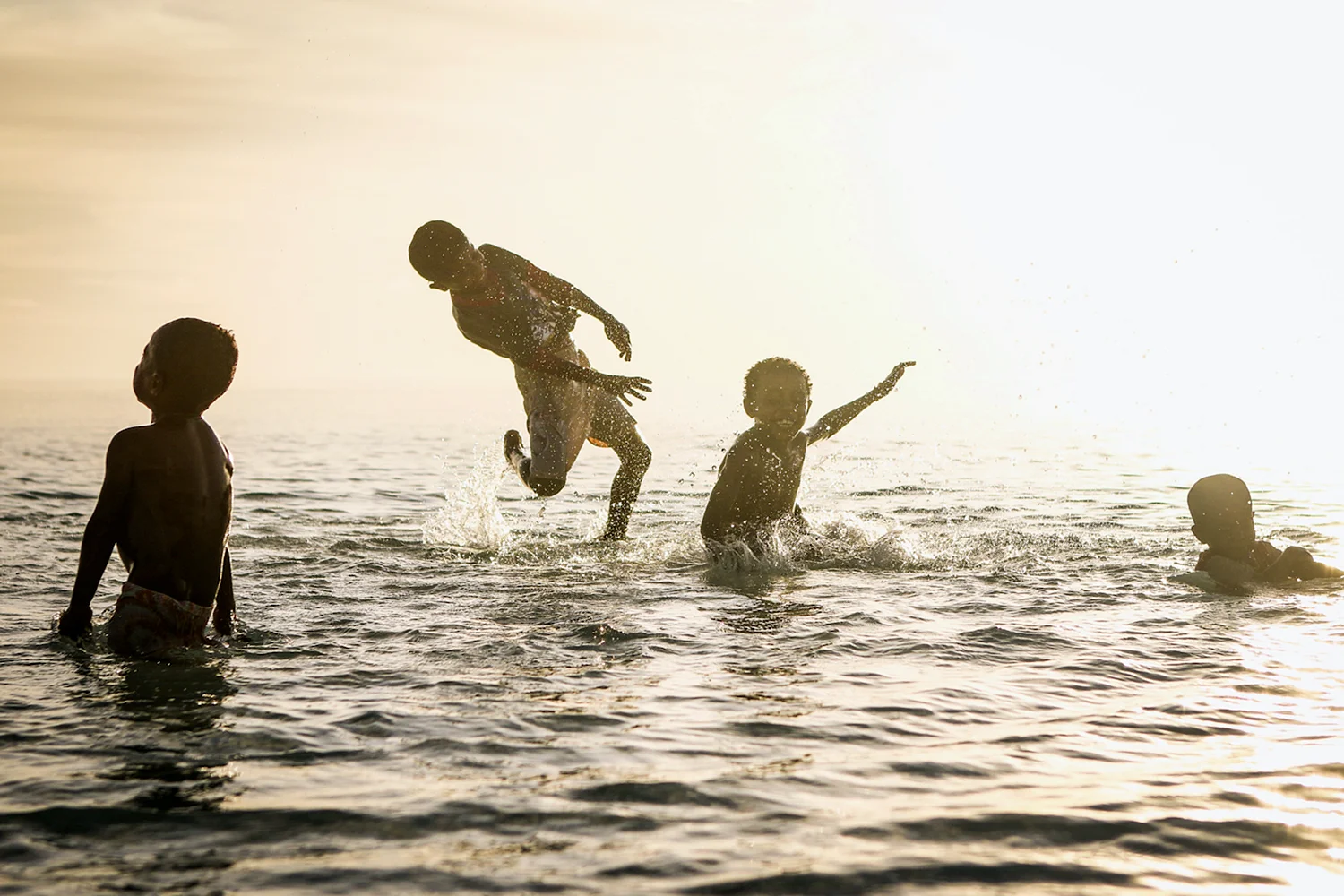 Дети купаются в море