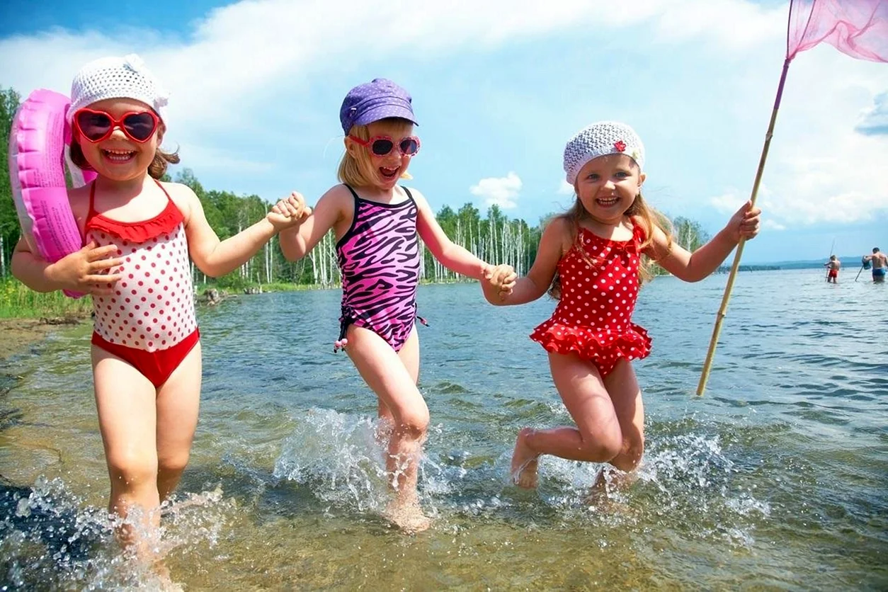 Дети купаются в озере