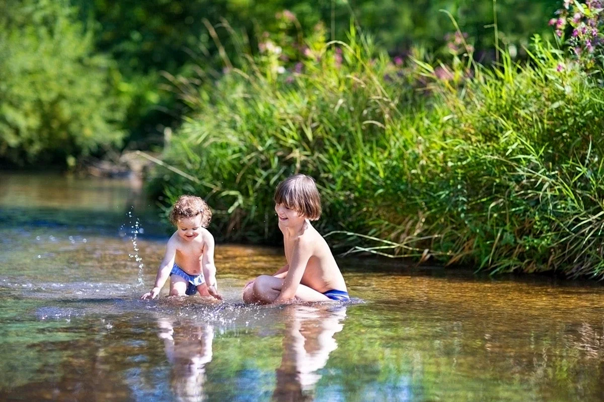 Дети моются в реке