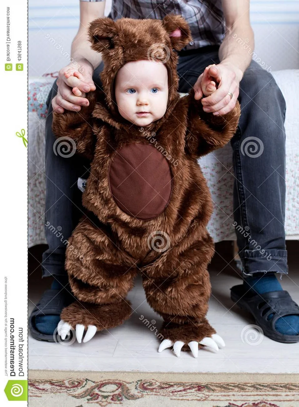 Дети одеты в костюм медвежонка