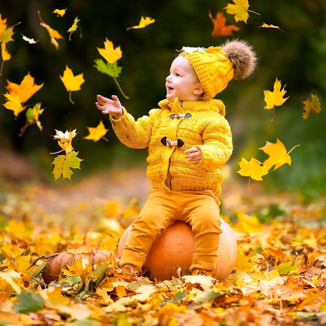 Дети радуются осенью