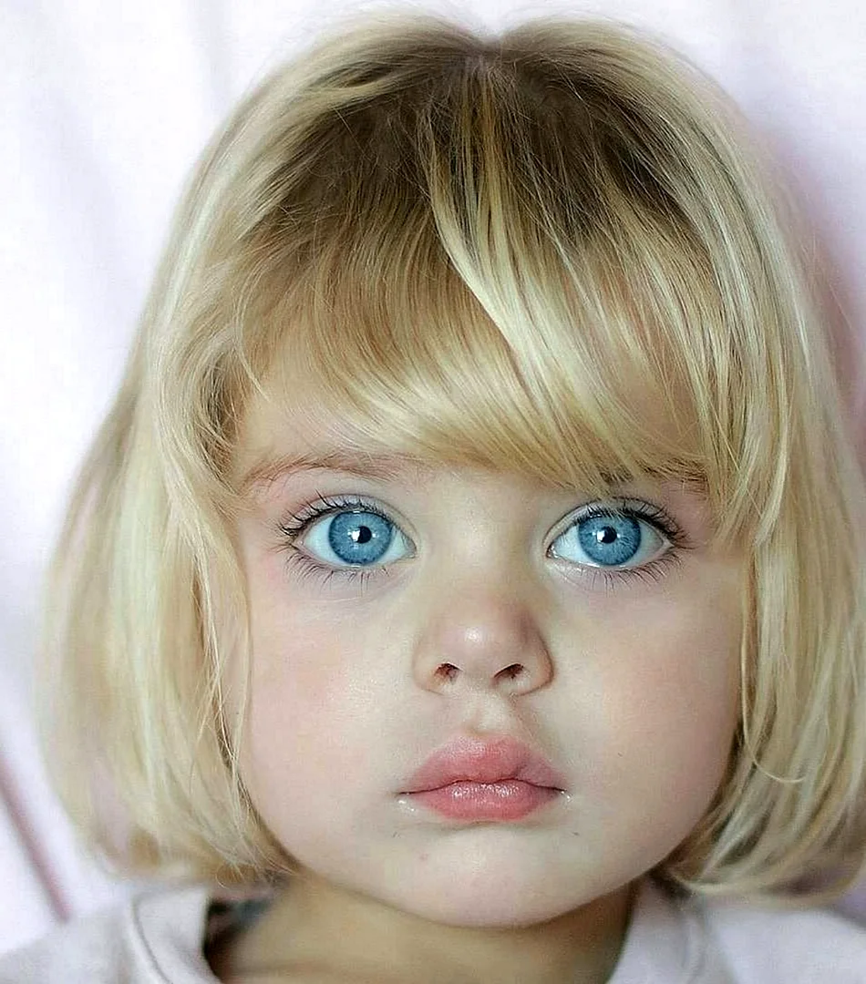 Ребенок с голубыми глазами и голубыми глазами