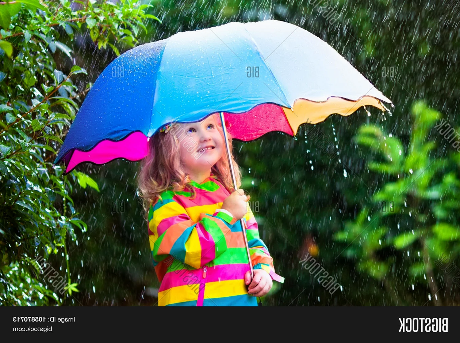 Дети с зонтиками летом