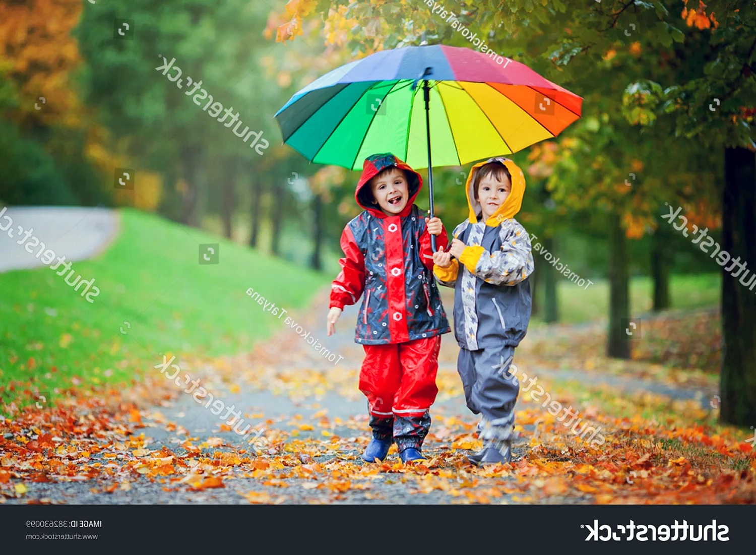 Дети с зонтиками осенью