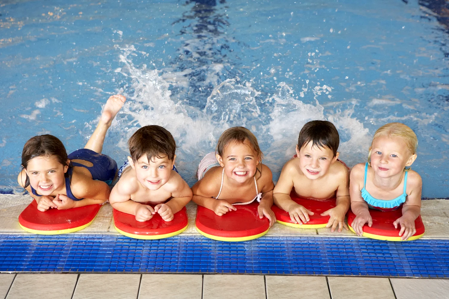 фото плавание в бассейне дети
