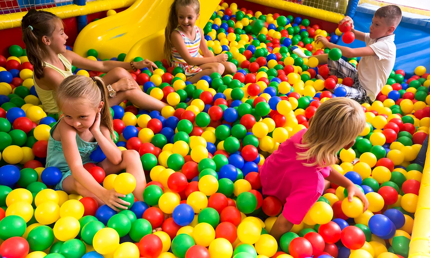 Дети в шариках в развлекательных центрах