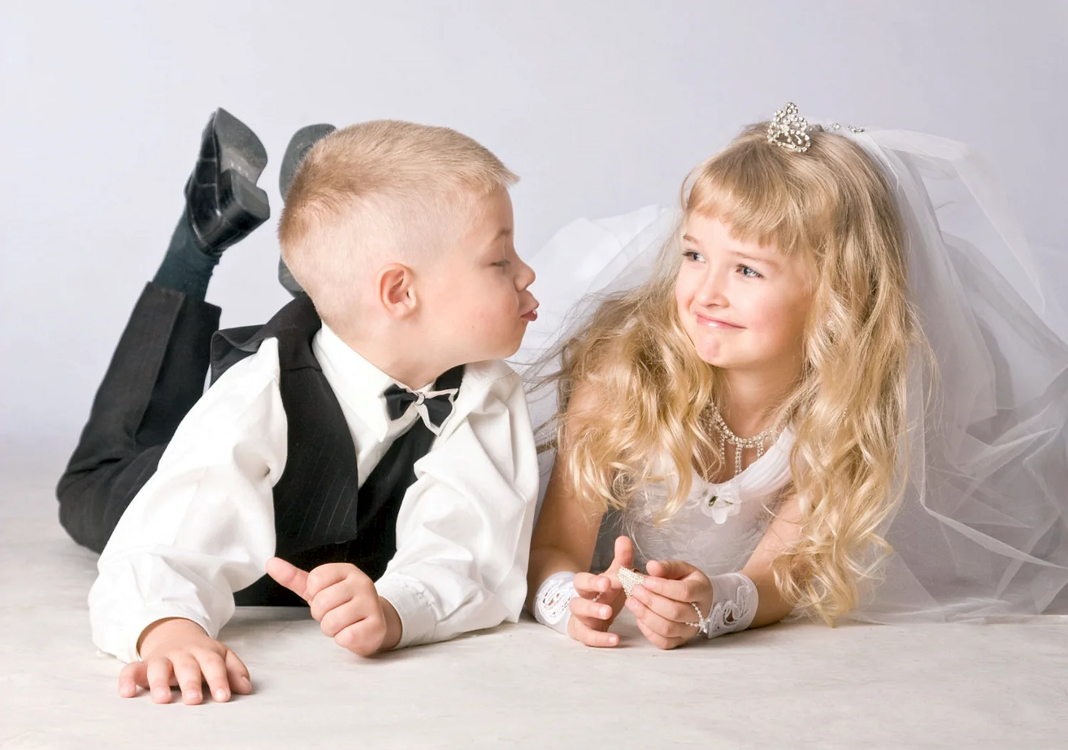 Дети в свадебных нарядах