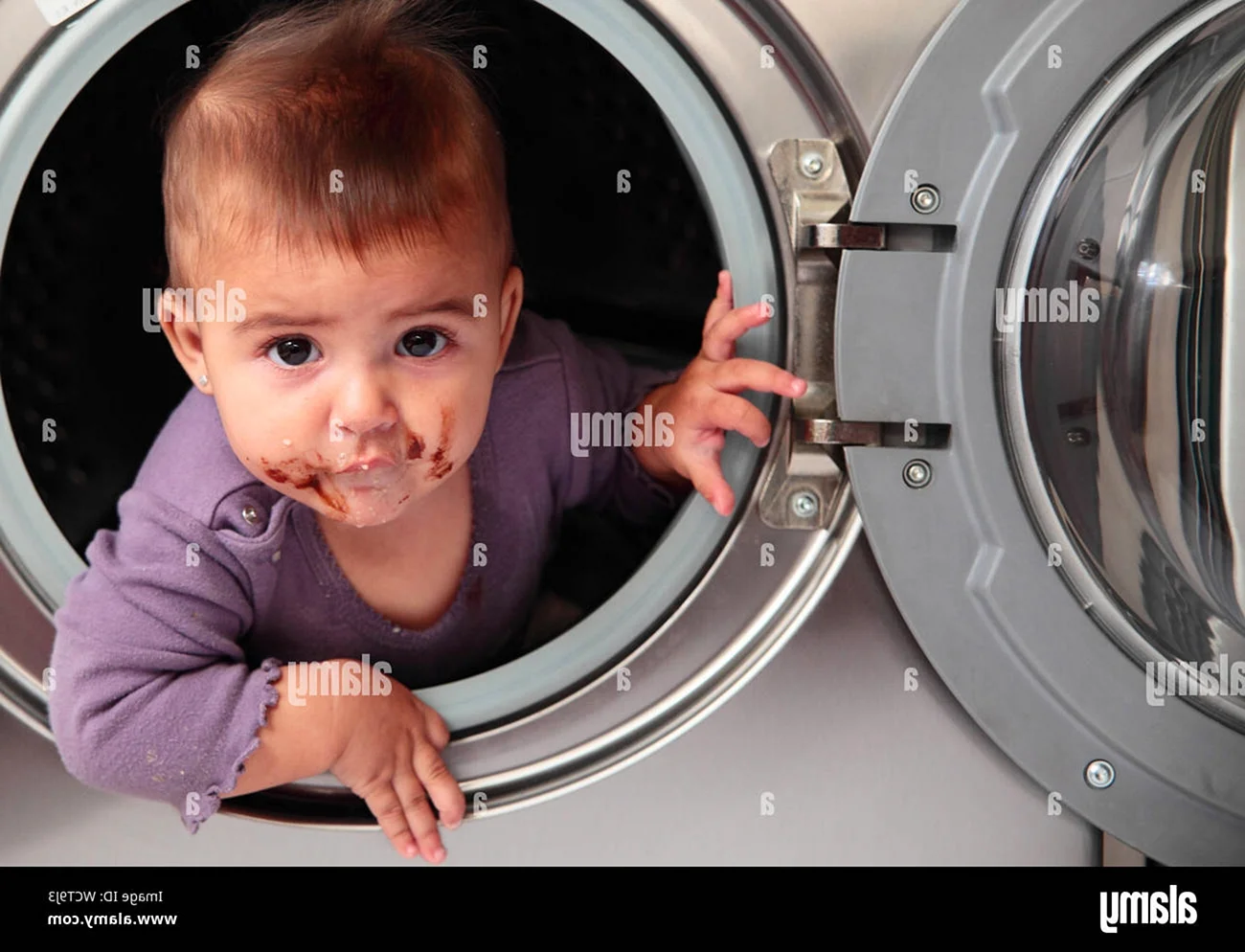 Дети внутри стиральной машины
