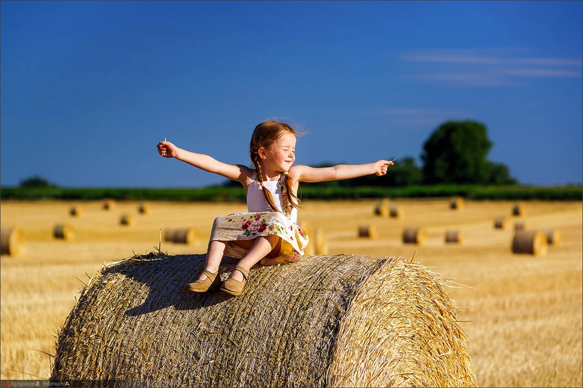 Детская фотосессия в поле с сеном