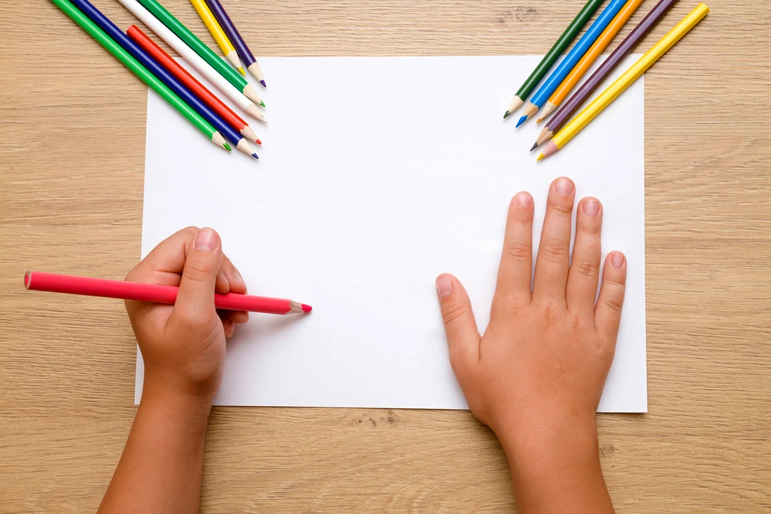 Детская рука рисует