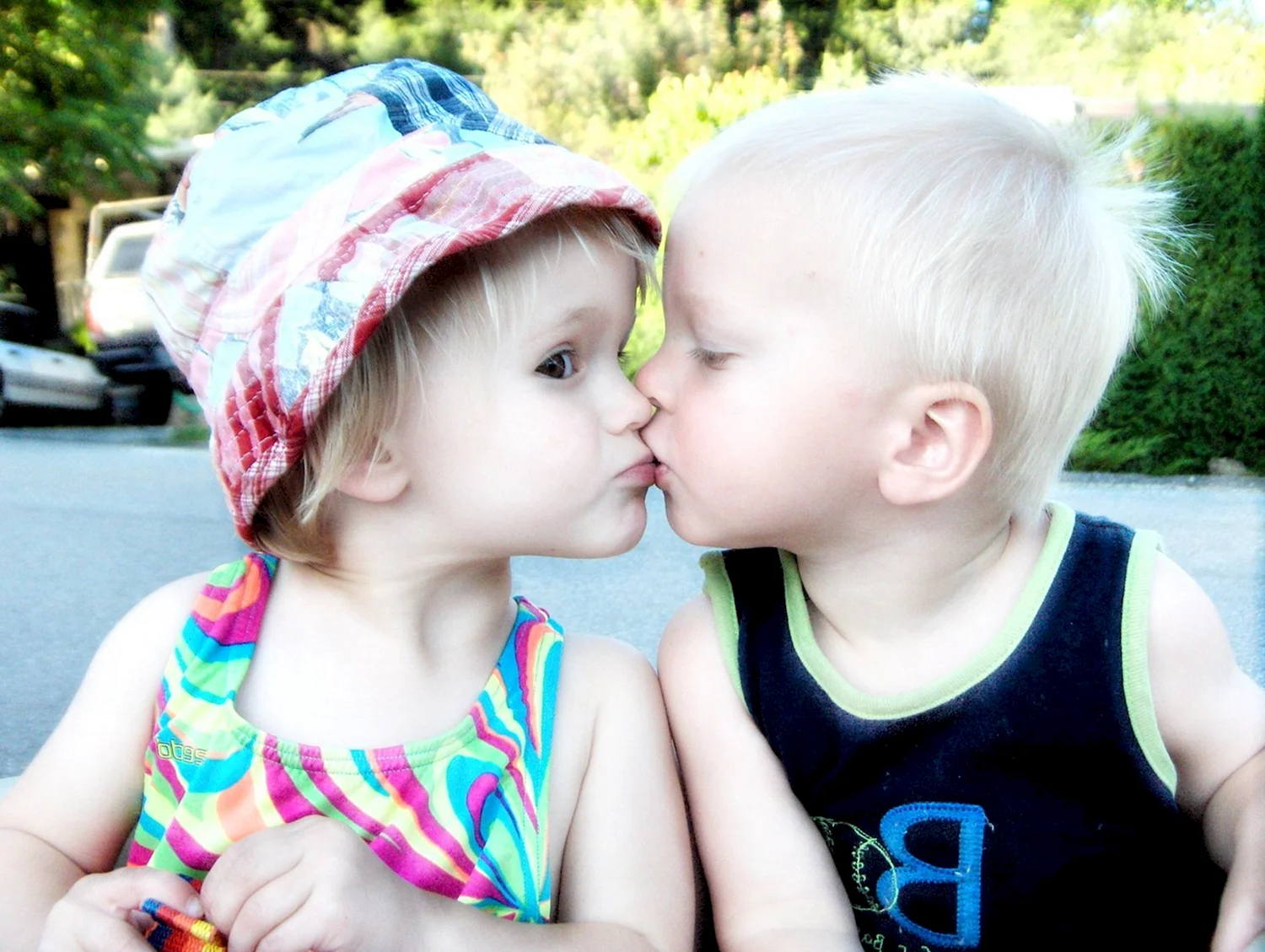 Детский поцелуй в щечку
