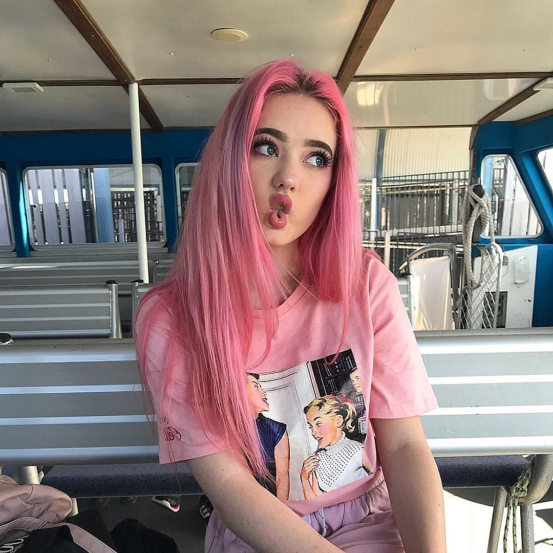 Девчонка с розовыми волосами