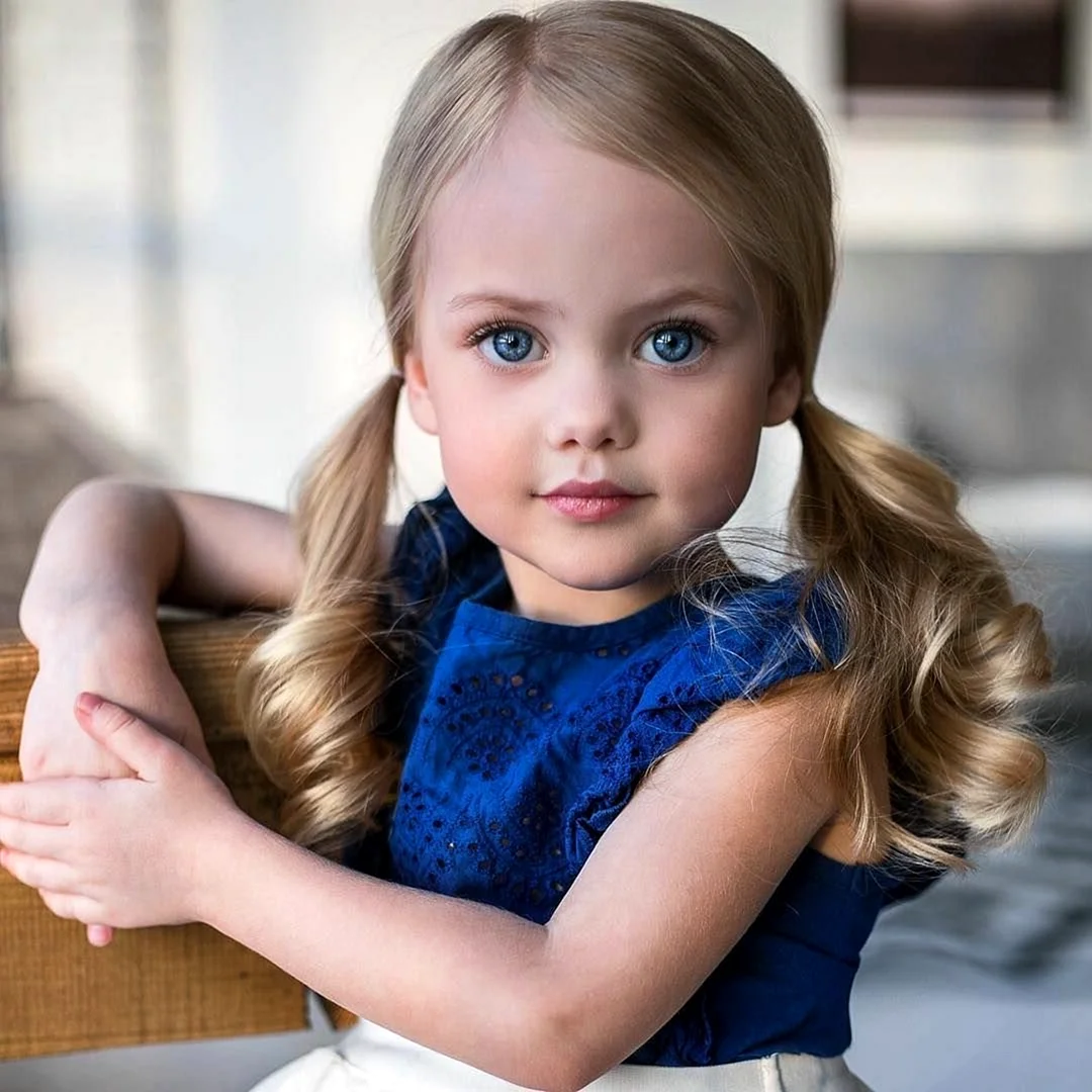 Девочка 5 лет с голубыми глазами
