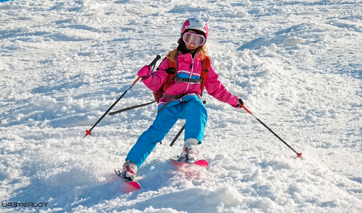 Девочка катается на лыжах