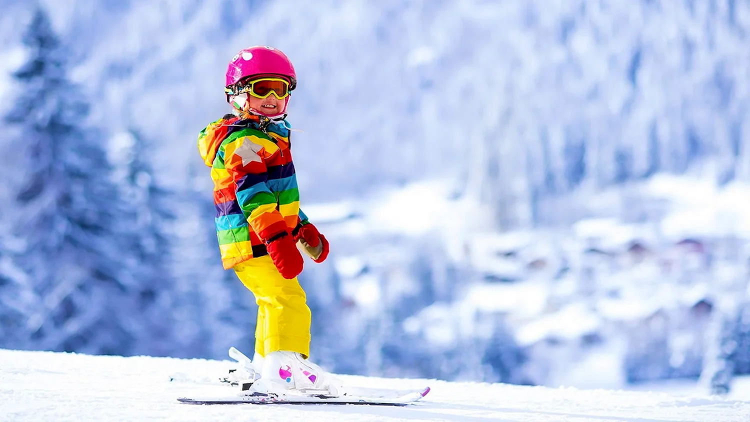 Девочка маленькая на лыжах с горы