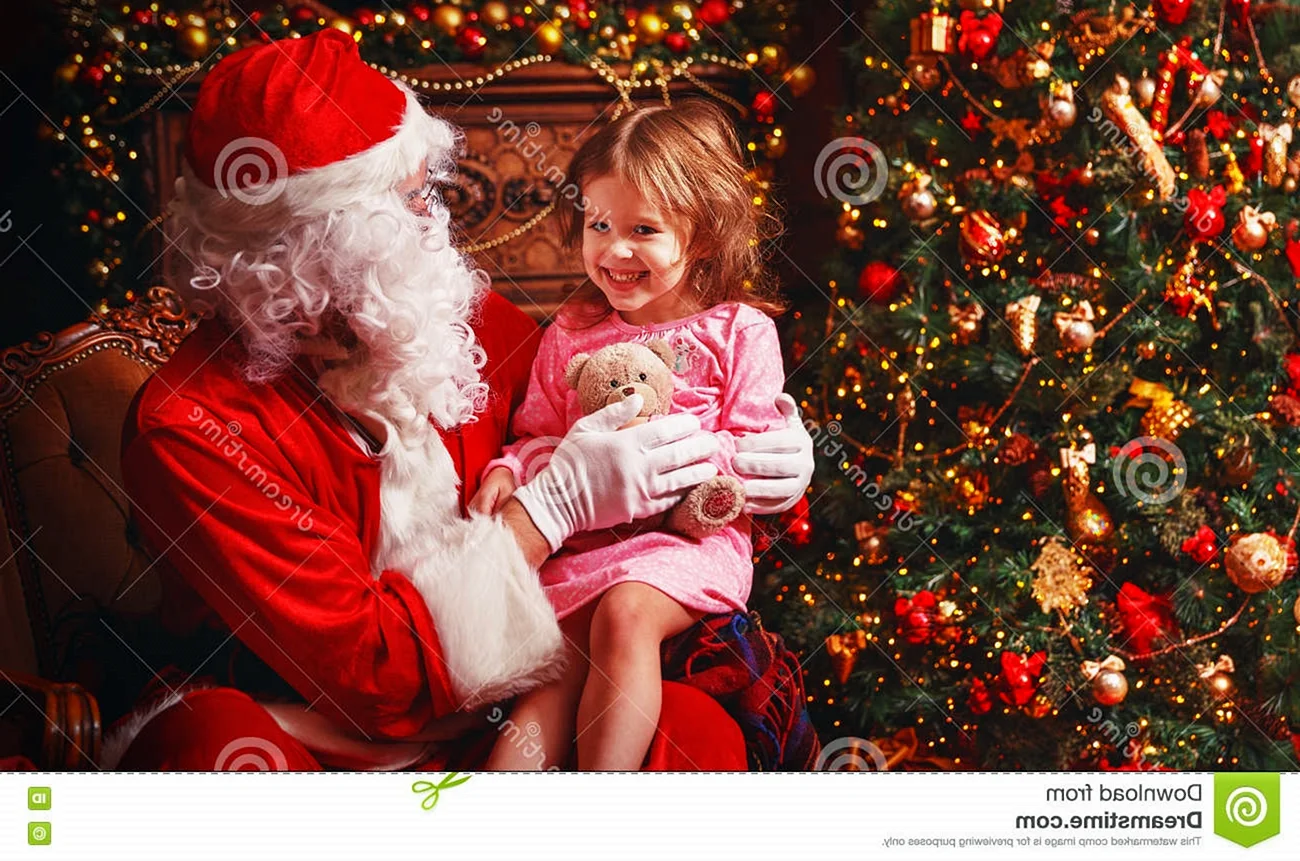 Девочка на коленях у Деда Мороза