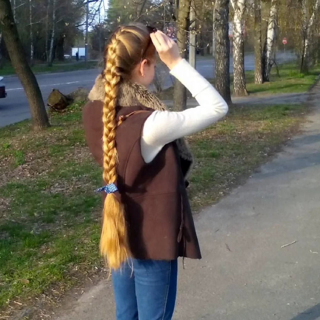 Девочка с длинной косой