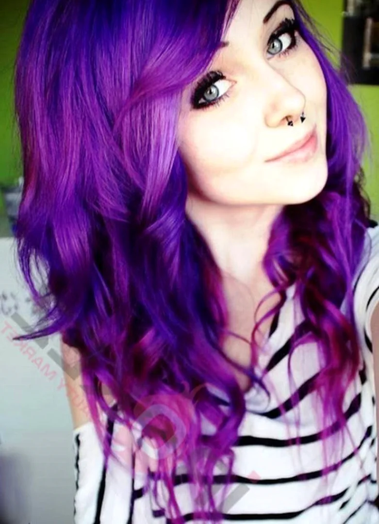Девочка с фиолетовыми волосами