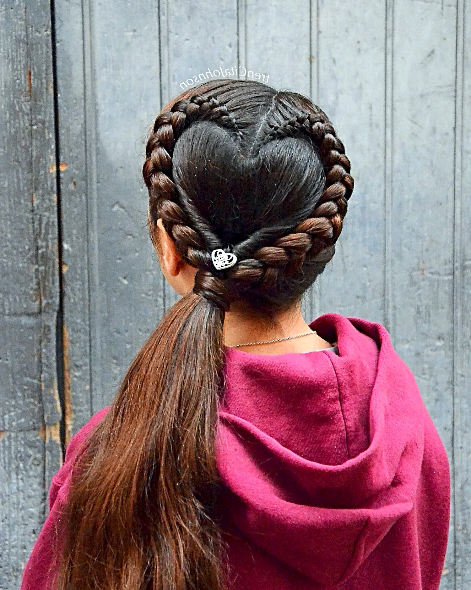С бантами, лентами или косами: какую прическу сделать девочке на 1 сентября