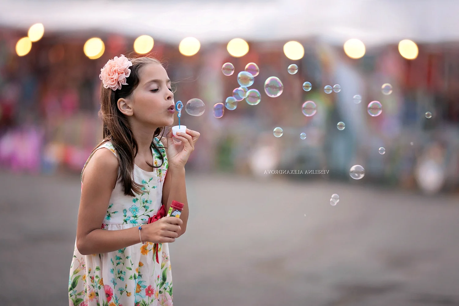 Девочка с мыльными пузырями