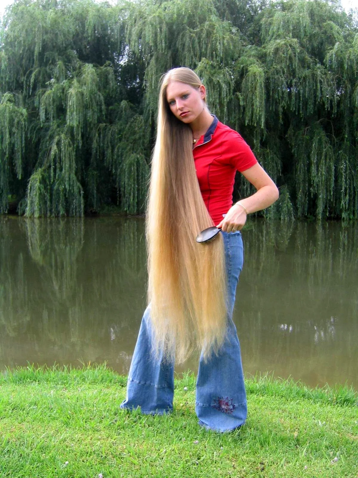 Девочка с очень длинными волосами