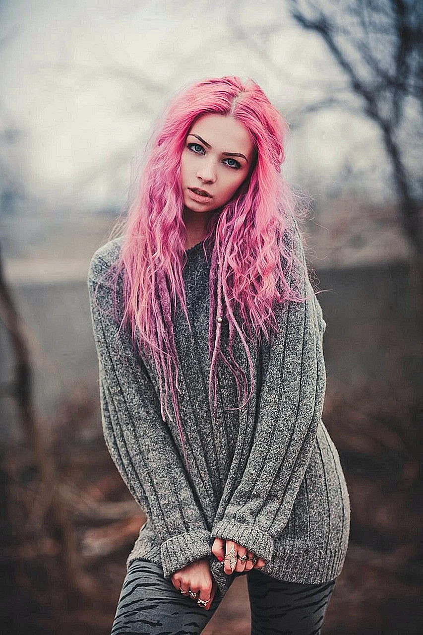 Девочка с разноцветными волосами