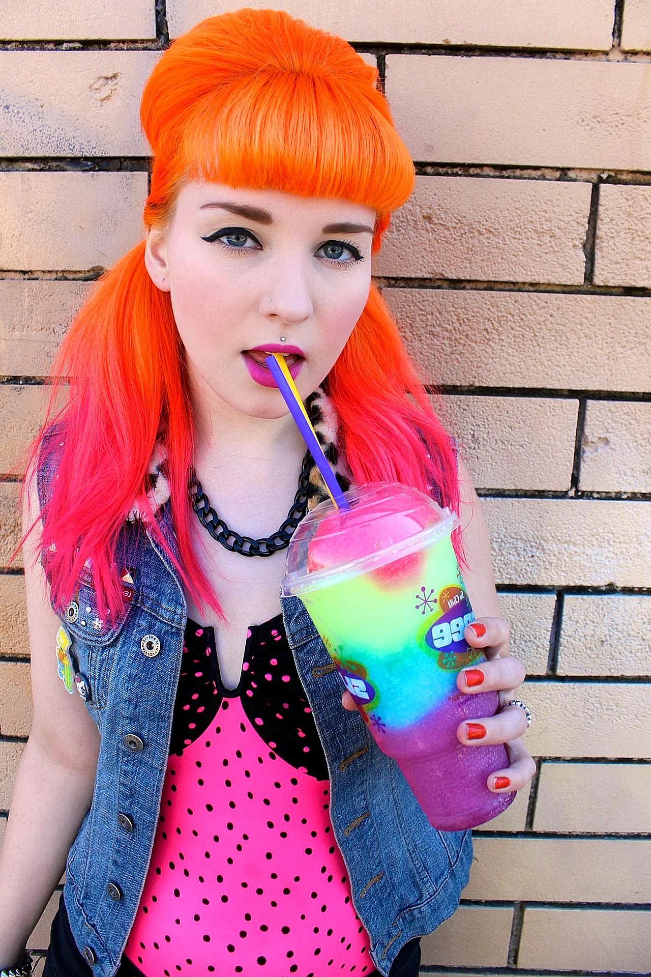 Девочка с разноцветными волосами