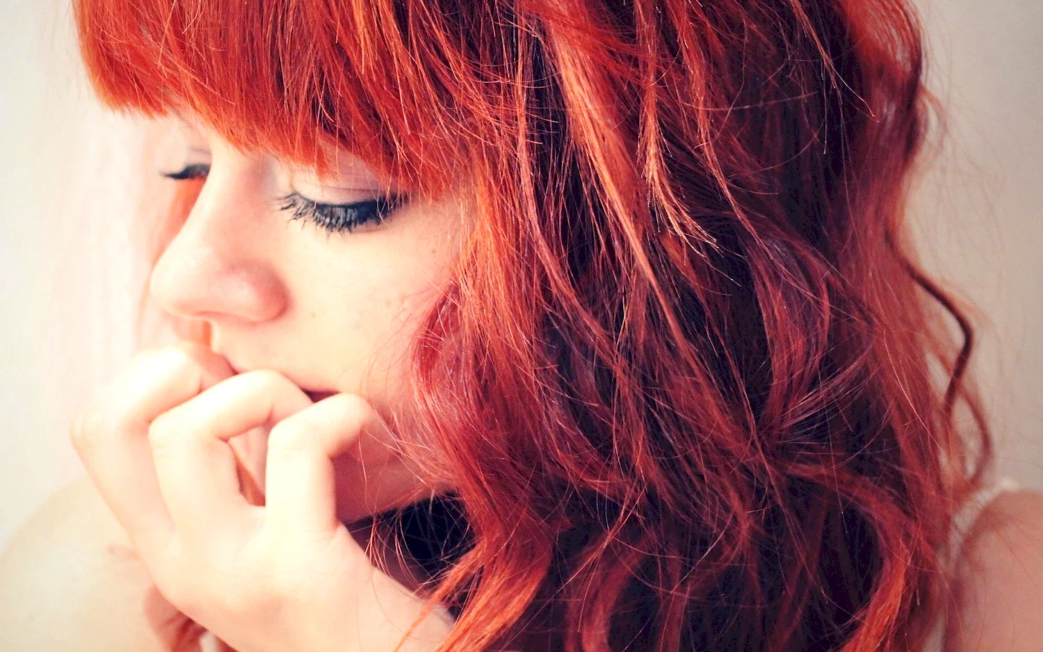 Девочка с рыжими волосами