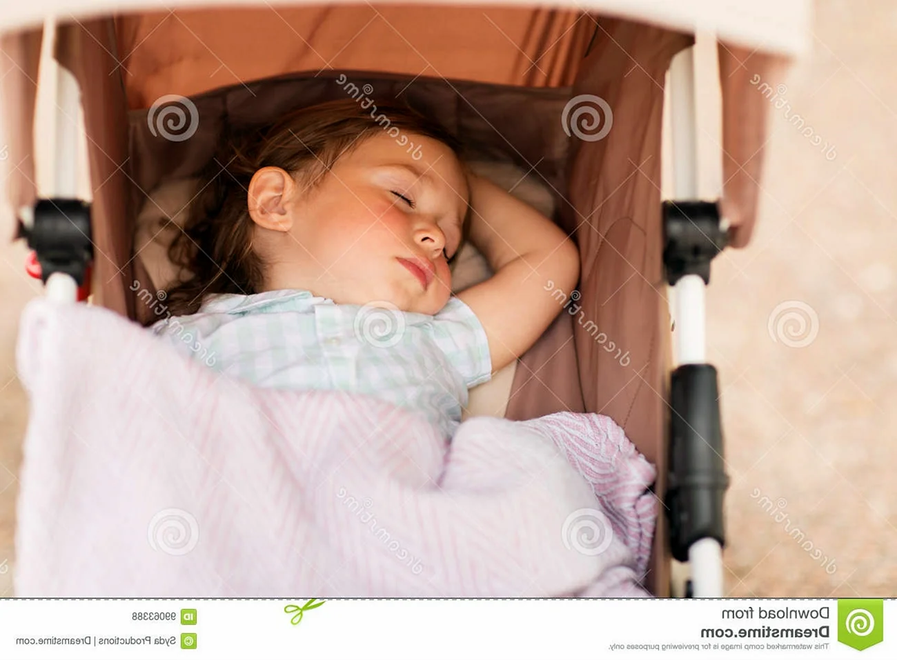 Девочка спит коляска