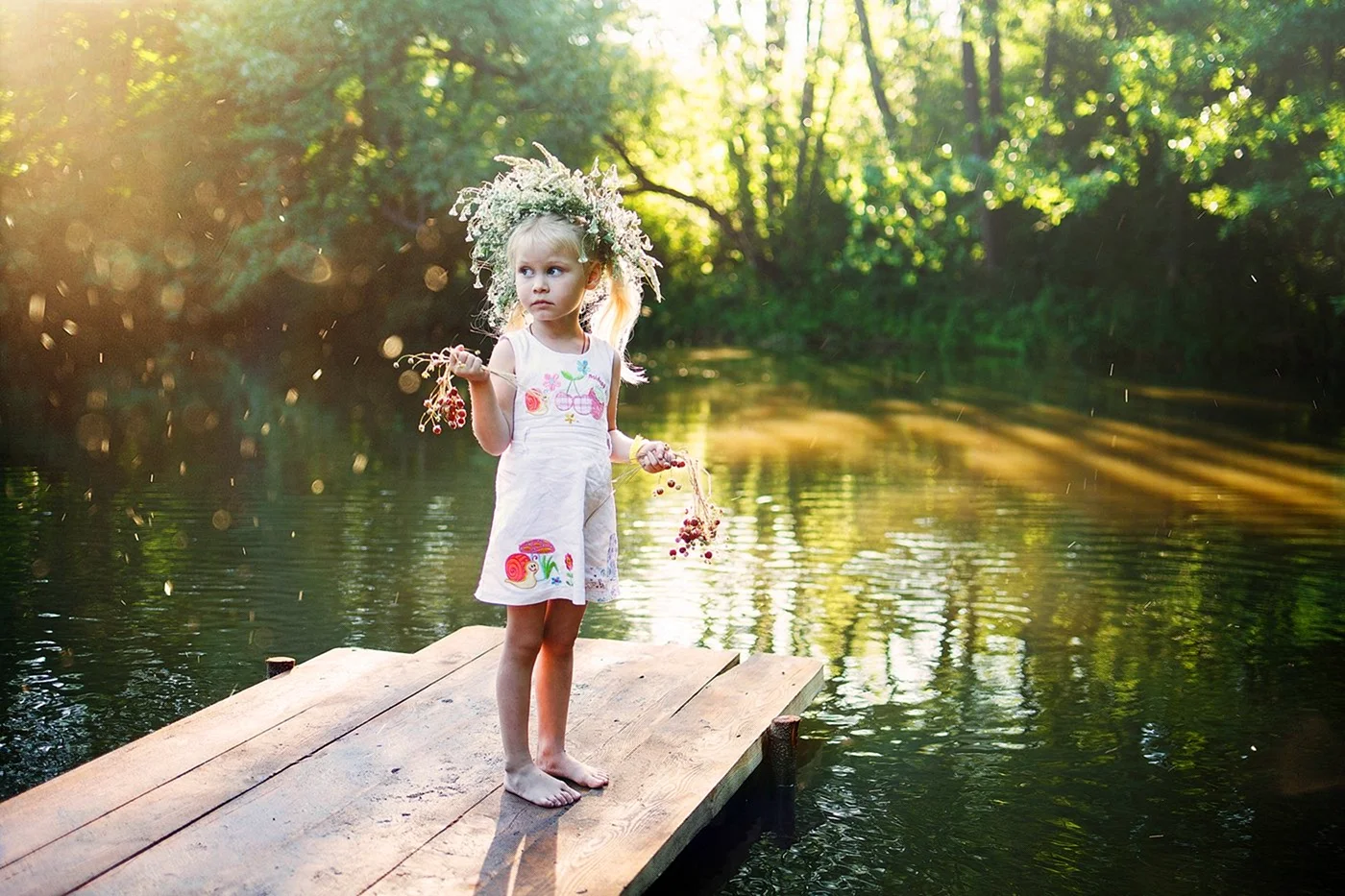 Девочка у реки